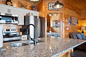Fridge, microwave, oven, stovetop - Indoor Pool • Game Room • 1 Mile to Strip (Pigeon Forge)