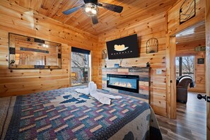 3 bedrooms, free WiFi, bed sheets - Indoor Pool • Game Room • 1 Mile to Strip (Pigeon Forge)