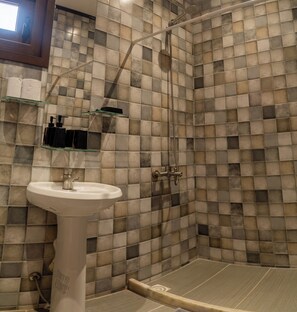 Shower, hair dryer, towels, toilet paper - Taylor's Port [3] Landing in the Old Town (Montevideo)