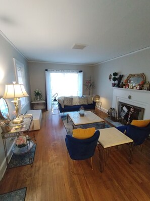 Living area - Cozy Cottage - Walkable to ANGC- 2 bd 2 br w/ multiple sleeping spaces (Augusta)