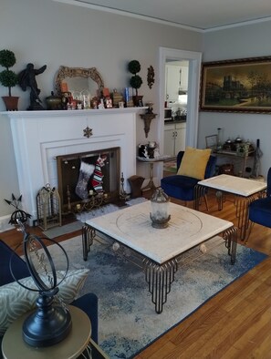 Interior - Cozy Cottage - Walkable to ANGC- 2 bd 2 br w/ multiple sleeping spaces (Augusta)