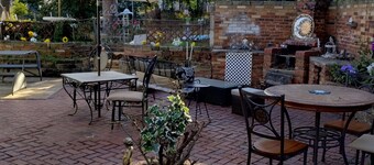 Cozy Cottage - Walkable to ANGC- 2 bd 2 br w/ multiple sleeping spaces
