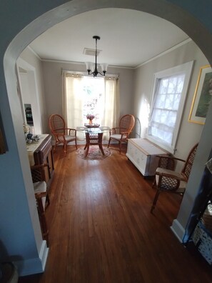 Interior - Cozy Cottage - Walkable to ANGC- 2 bd 2 br w/ multiple sleeping spaces (Augusta)