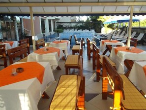 Outdoor dining - Aparthotel Villa Primafila (Ulcinj)