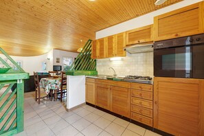 Fridge, microwave, oven, stovetop - Villa les amourettes - ref 1000 (L'Aiguillon-la-Presqu'île)