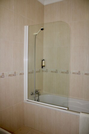 Douche, serviettes fournies