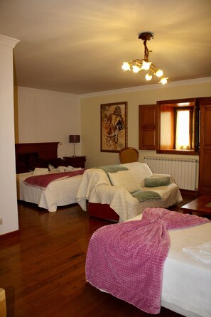 WiFi, bed sheets - Triple Room 6 - Solar de Rabal with Private Bathroom (Rabal)