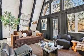 Smart TV - Haven Haus, Modern Black A-Frame in Hocking Hills, Hot Tub + Sauna (South Bloomingville)