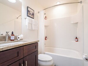 Shower, hair dryer, towels, soap - Family Retreat with Pool, Gym & Near Parks and Attractions (Kissimmee)
