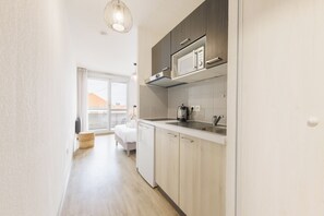 Fridge, microwave, stovetop, coffee/tea maker - 3 Le Loki - Tramway - Wifi - Balcon (Clermont-Ferrand)