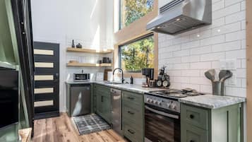 Kjøleskap, mikrobølgeovn, kokeplater og kaffetrakter/tekoker