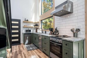 Frigorífico, microondas, placa de cocina y cafetera o tetera