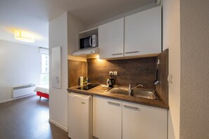 Réfrigérateur, micro-ondes, plaque de cuisson