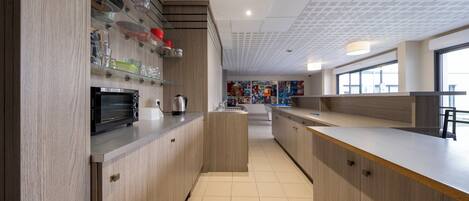 Kylskåp, mikrovågsugn, spishäll och kaffe- och tebryggare