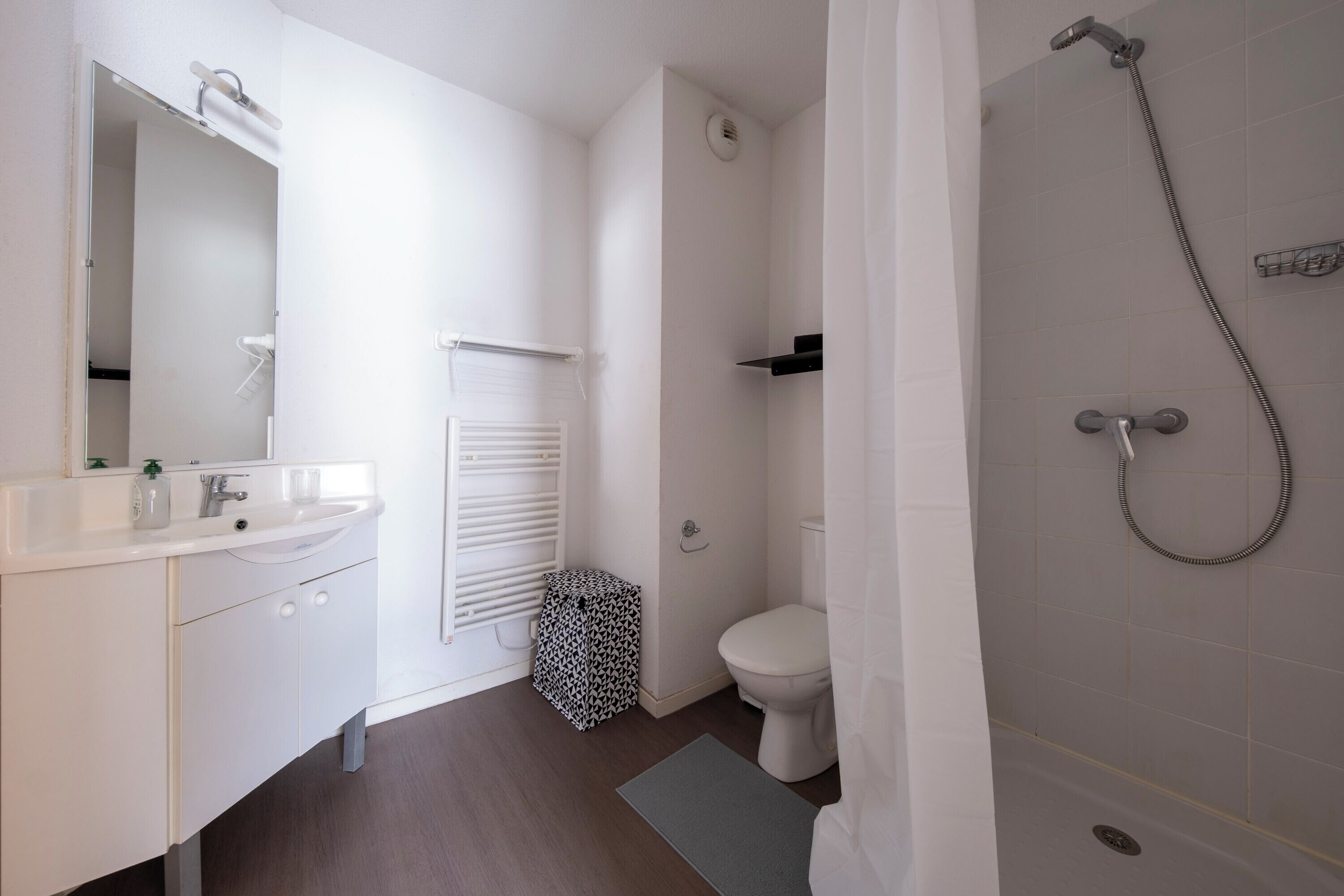 Een douche, handdoeken