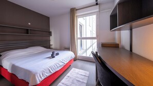A modern hotel room with a bed, a desk, and a large window. - 8 - L'Envol - Gare - Wifi (Toulouse)