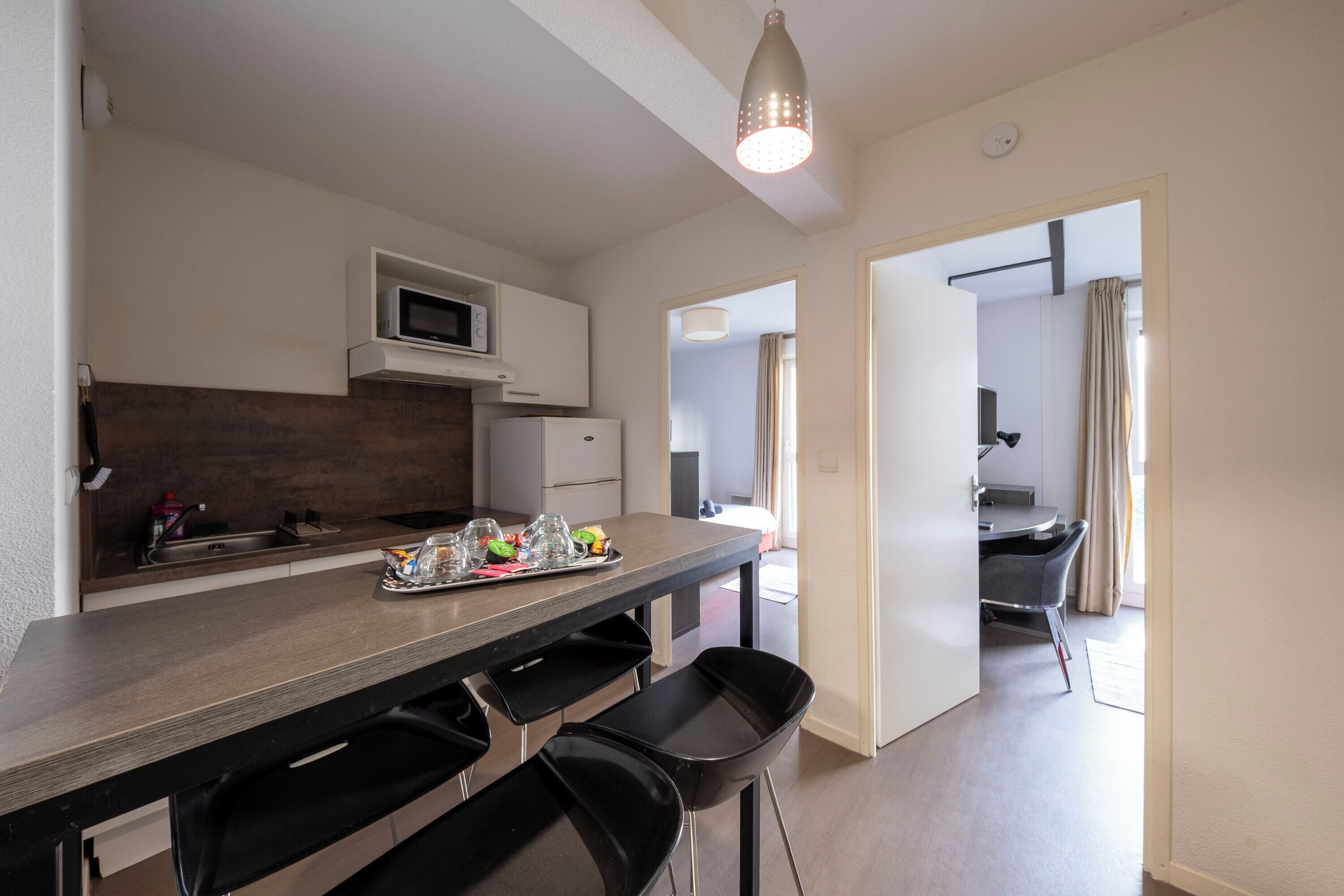 Réfrigérateur, four à micro-ondes, surface de cuisson, cafetière-théière