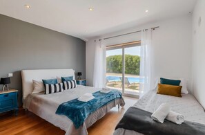 4 bedrooms, iron/ironing board, WiFi, bed sheets