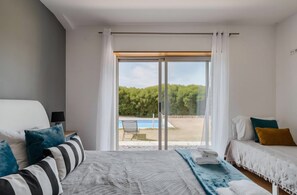 4 bedrooms, iron/ironing board, WiFi, bed sheets