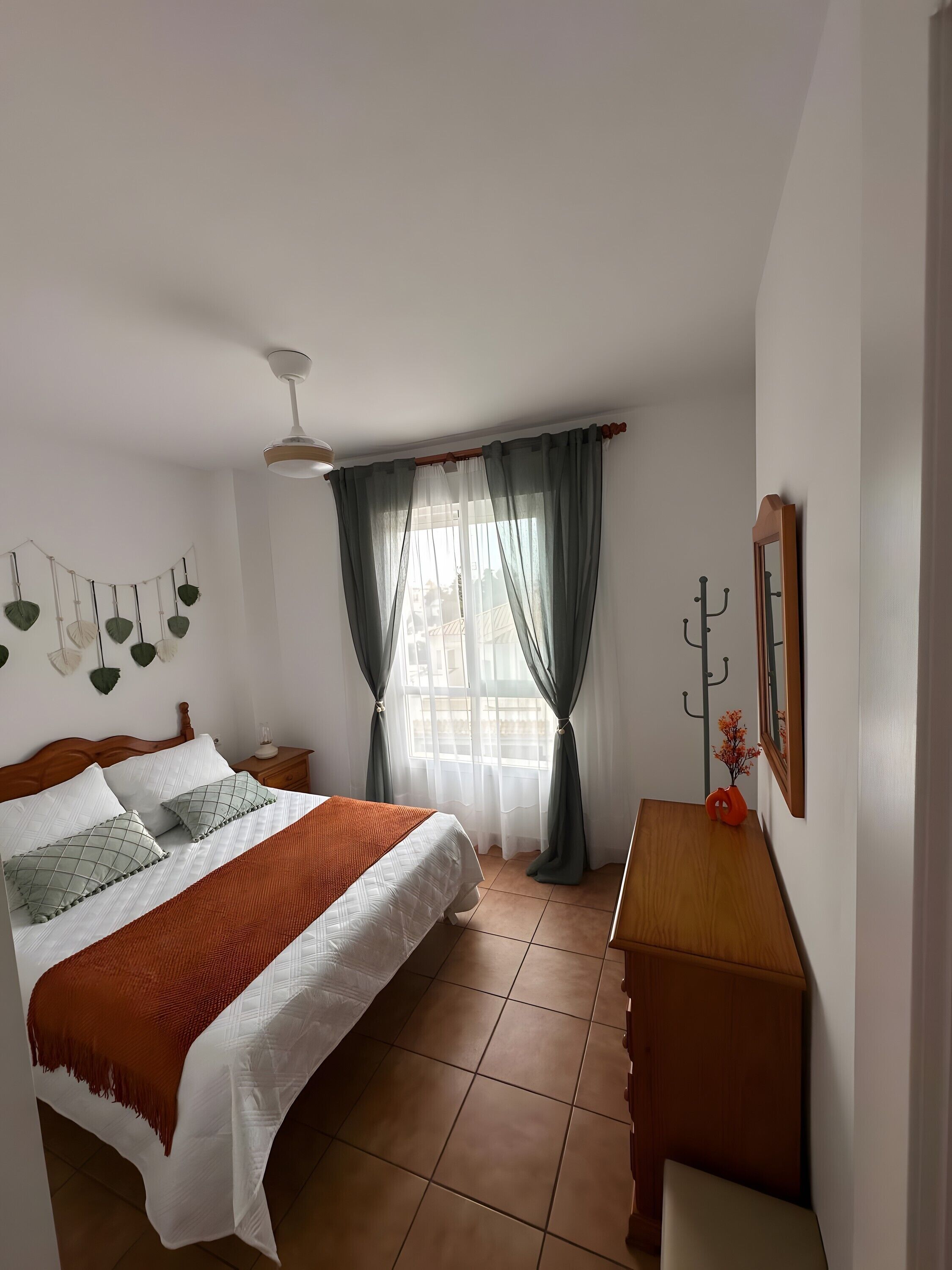 Tabla de planchar con plancha y ropa de cama