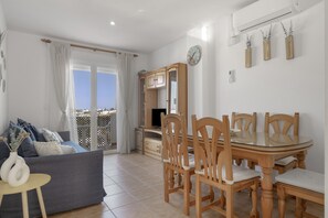 TV - Apartamento 'Casa Hinojal' con terraza privada, balcón y aire acondicionado (Conil de la Frontera)