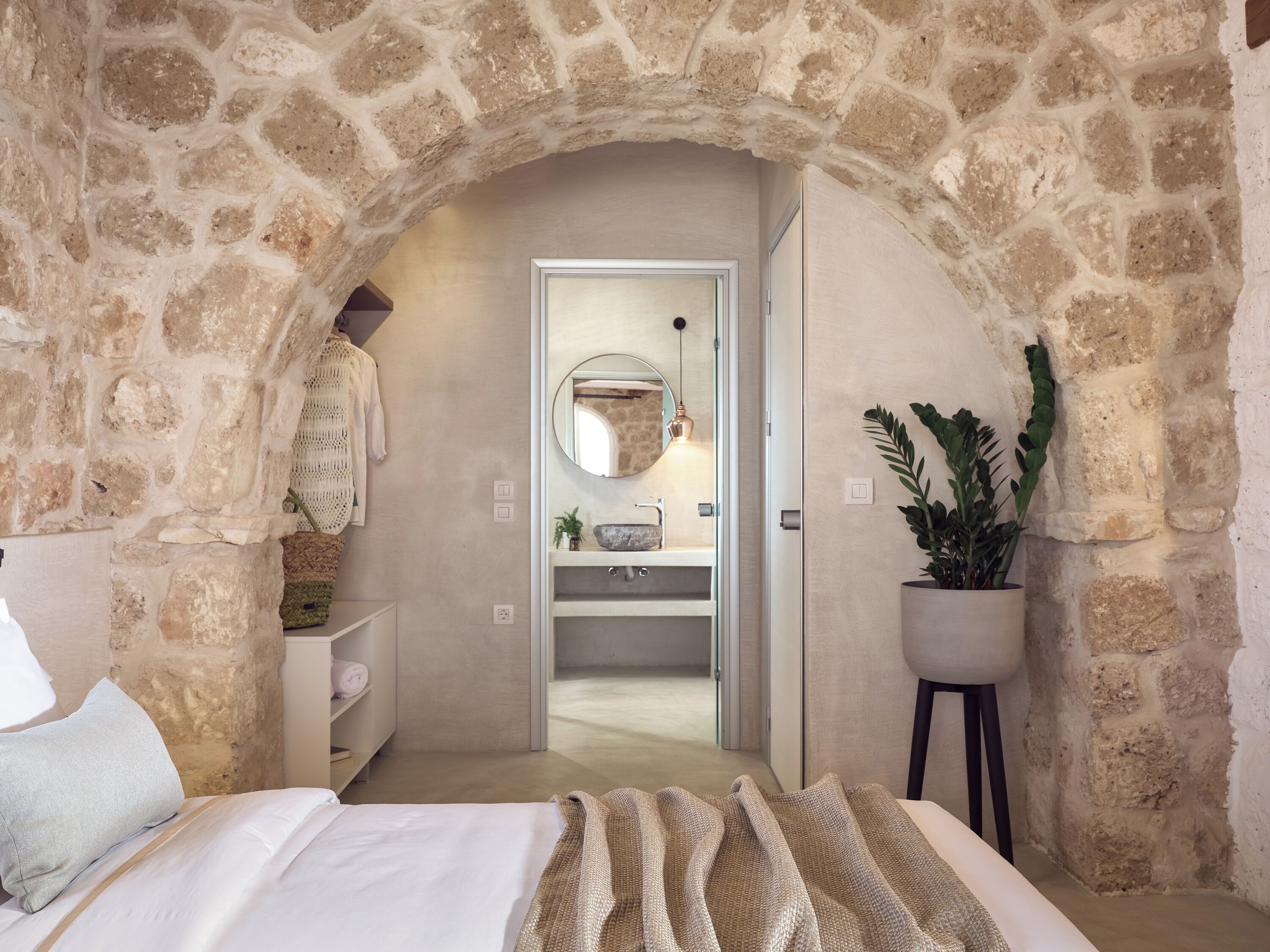 Tallelokero huoneessa, silitysrauta/-lauta, vauvan matkasänky