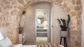 Tallelokero huoneessa, silitysrauta/-lauta, vauvan matkasänky