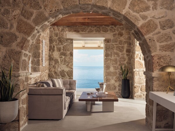 TV connectée, livres, chaîne hi-fi