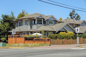 Exterior - Beautiful Executive Home close to the Ocean (Sidney)