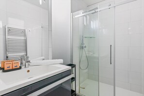 Shower, hair dryer - ClickYourFlat 256 - Cosy Apt - Arc de Triomphe (Paris)
