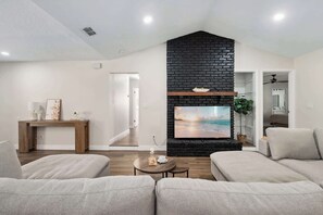 TV - Beachfront condo w/ pool & balcony near Schooners (Orlando)