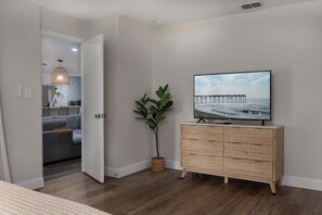 TV - Beachfront condo w/ pool & balcony near Schooners (Orlando)