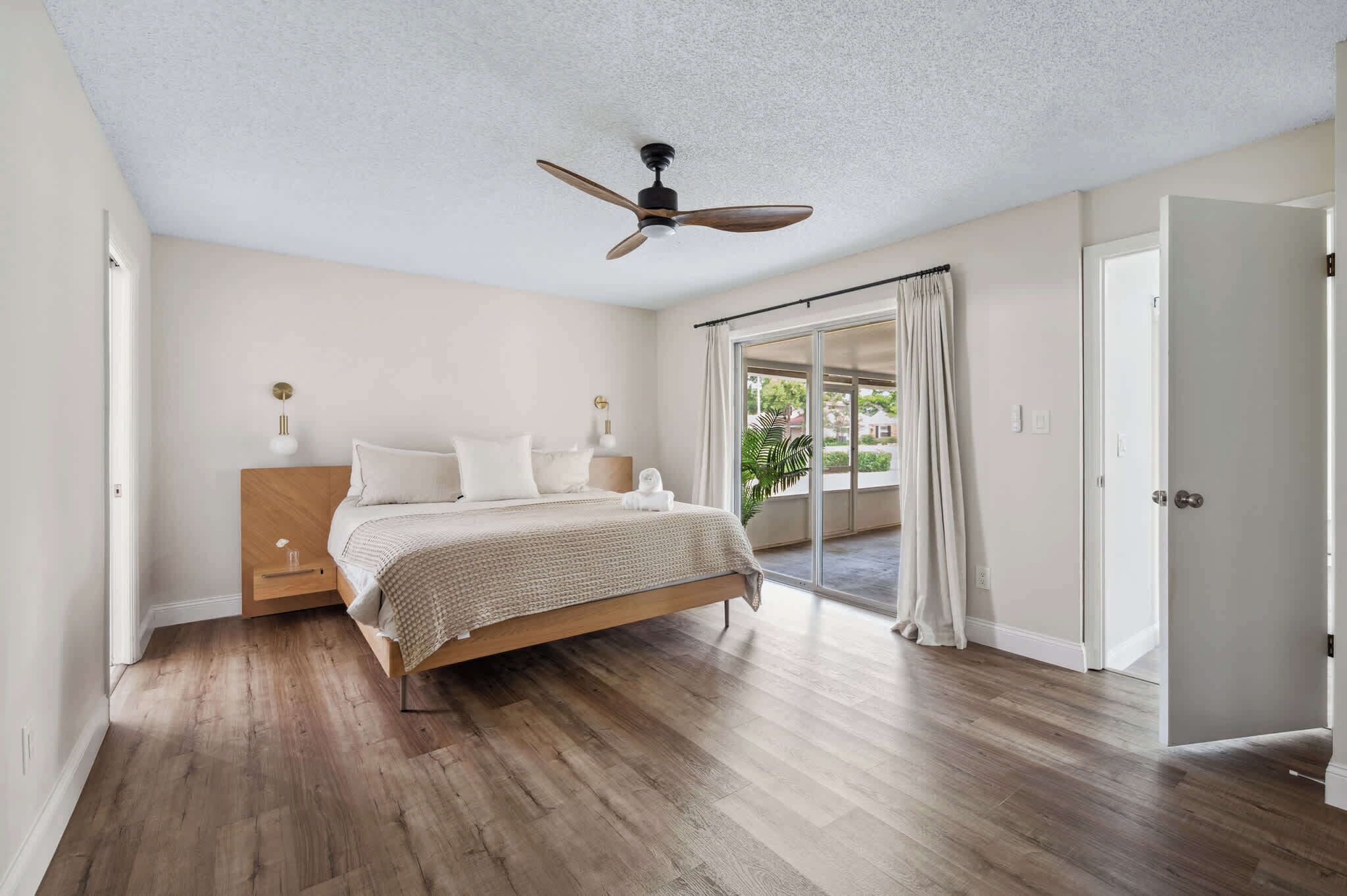 4 bedrooms, desk, iron/ironing board, WiFi