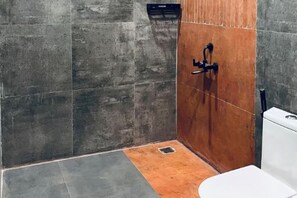 Doccia, bidet, asciugamani, sapone