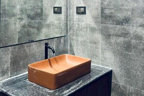 Douche, bidet, serviettes fournies, savon