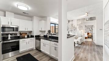 Réfrigérateur, four, plaque de cuisson, lave-vaisselle