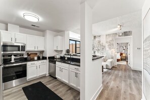 Réfrigérateur, four, plaque de cuisson, lave-vaisselle