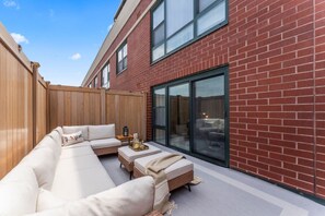 Terrace/patio - Solara – Luxury 1BR Downtown (Stamford)