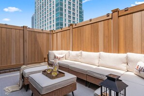 Property grounds - Solara – Luxury 1BR Downtown (Stamford)