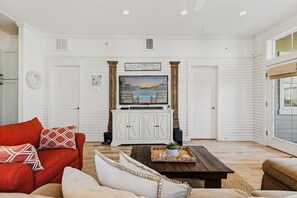Smart TV, DVD player, books, video library - Coastal and cute condo with great balcony views, walkable to beach and pools (Port Aransas)