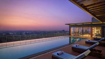 Udendørs pool, åben fra kl. 07.00 til kl. 19.00, liggestole