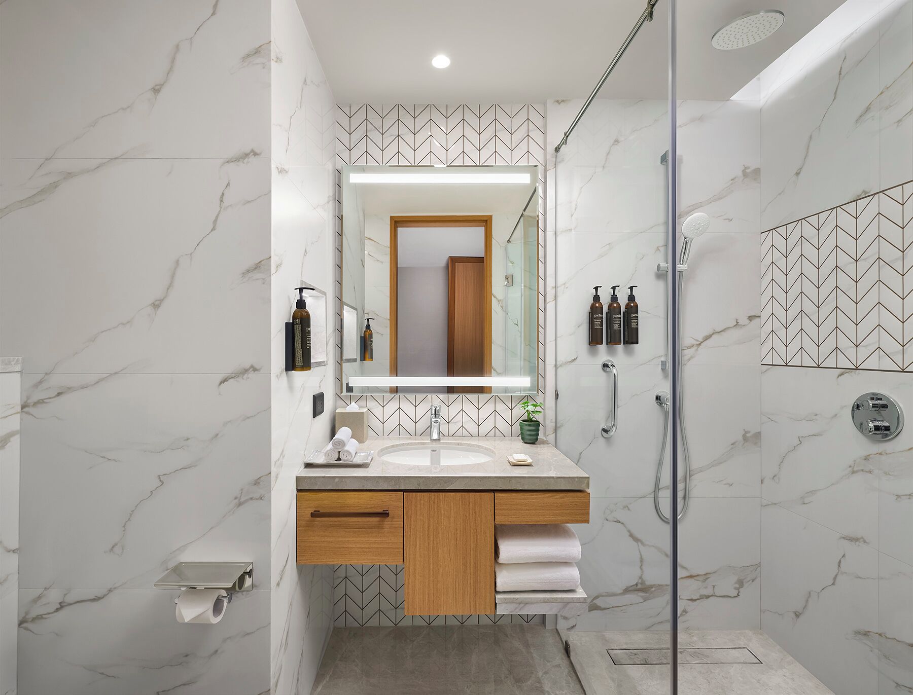 Shower, rainfall showerhead, free toiletries, hair dryer