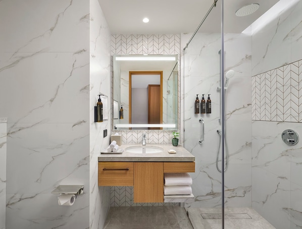 Dusche, Regendusche, kostenlose Toilettenartikel, Haartrockner