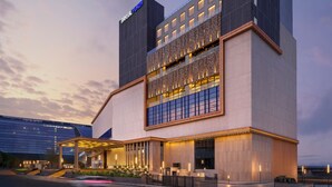 Un hotel moderno con un cartello ben visibile con la scritta 'Hyatt Place' e 'Bansal Plaza' sulla facciata.