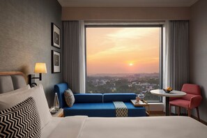 Room, 1 Katil Raja (King) dengan Katil Sofa | Peti besi dalam bilik, langsir/tirai gelap terus, kalis bunyi 