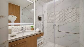 Suite, 1 King-Bett und Schlafsofa | Badezimmer