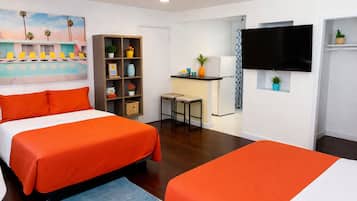 Junior Suite, 2 Queen Beds, Pool View