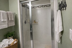 Executive Suite, Kitchen, Pool View | Bathroom shower - Mod Palm Desert (Palm Desert)