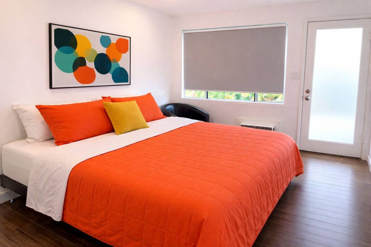 Une chambre à coucher avec un lit, une fenêtre et une porte.