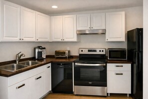 Suite Exécutive, cuisine, vue piscine | Cuisine privée